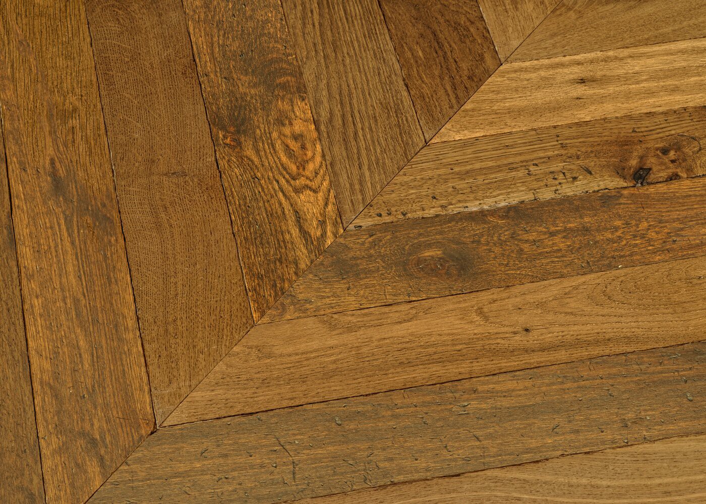 Parquet chêne massif SIDNEY Point de Hongrie Elégance vieilli très accentué huile cire 14x110x600 45°