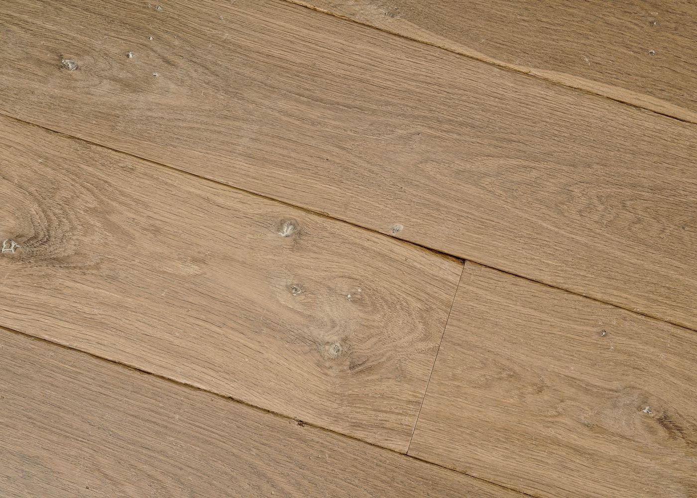 Parquet chêne massif GASPARD Elégance vieilli vernis aqua 14x110x500-2000