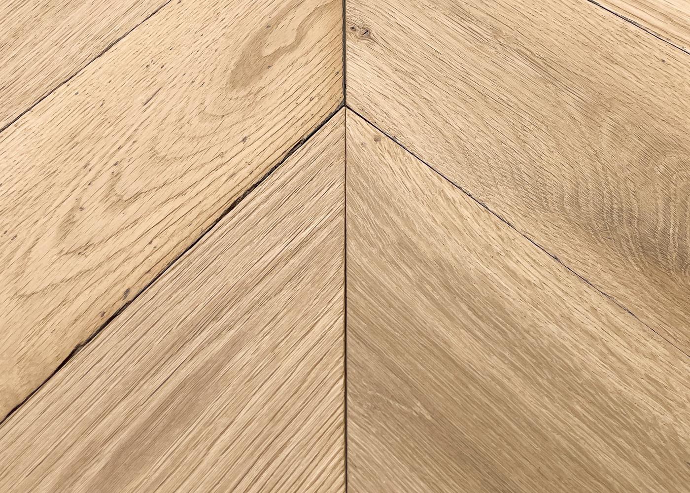 Parquet chêne massif BERGEN Point de Hongrie brossé huile aqua 14x120x650(PàT) 45°