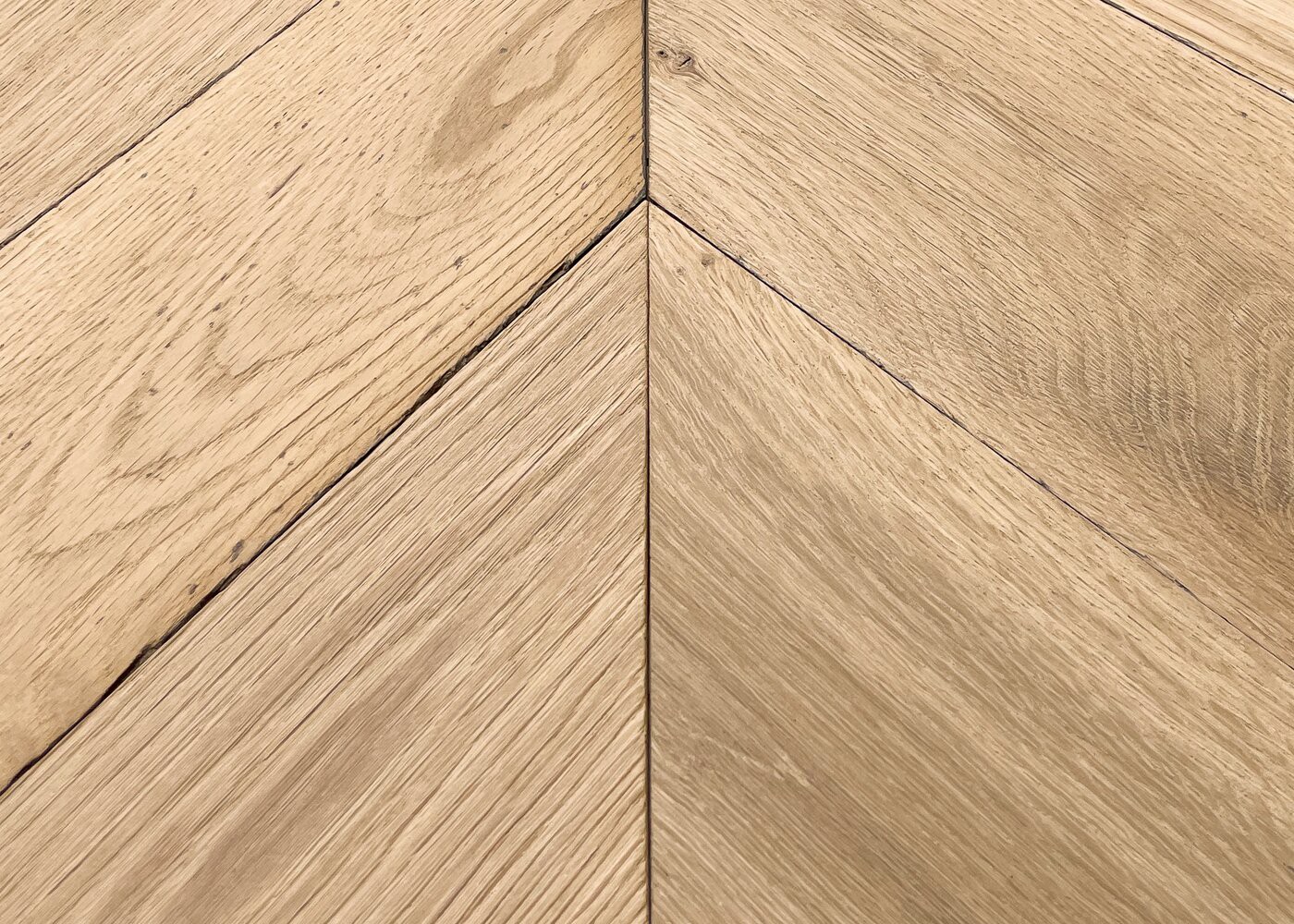 Parquet ch&ecirc;ne massif BERGEN Point de Hongrie bross&eacute; huile aqua 14x120x650(P&agrave;T) 45&deg;