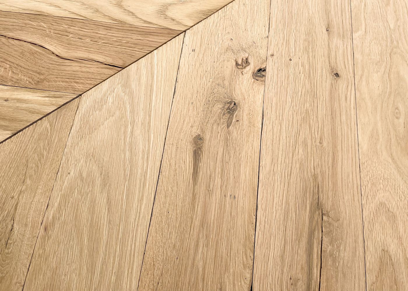 Parquet chêne massif BERGEN Point de Hongrie brossé huile aqua 14x120x650(PàT) 45°