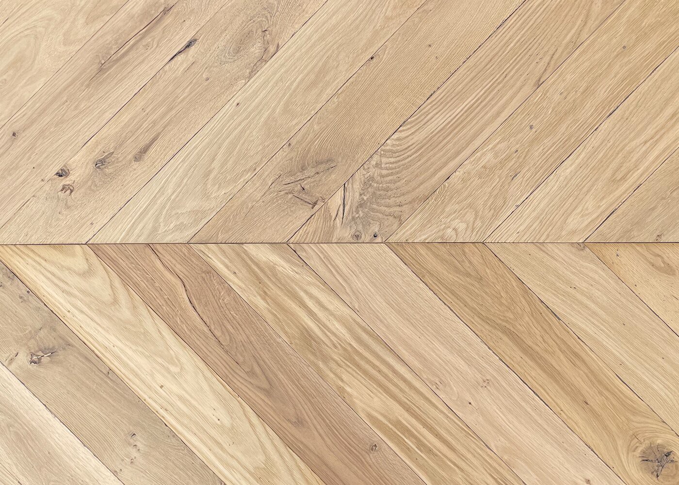 Parquet ch&ecirc;ne massif BERGEN Point de Hongrie bross&eacute; huile aqua 14x120x650(P&agrave;T) 45&deg;