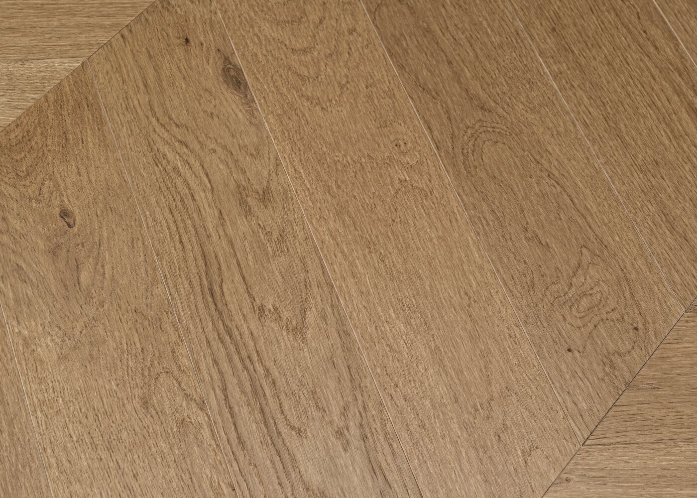 Parquet chêne contrecollé BUZENVAL Point de Hongrie brossé huile UV Elégance support HDF angle 45° 12x92x600