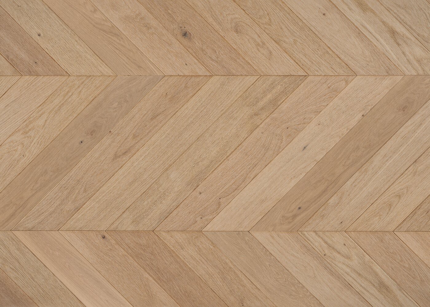 Parquet chêne contrecollé BOTZARIS Point de Hongrie brossé huile UV Elégance support HDF angle 45° 12x92x600