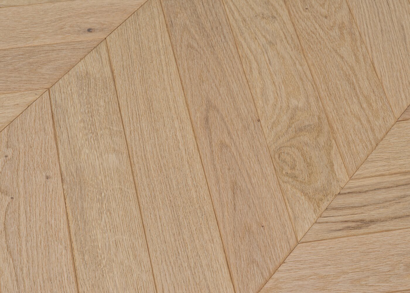 Parquet chêne contrecollé BOTZARIS Point de Hongrie brossé huile UV Elégance support HDF angle 45° 12x92x600