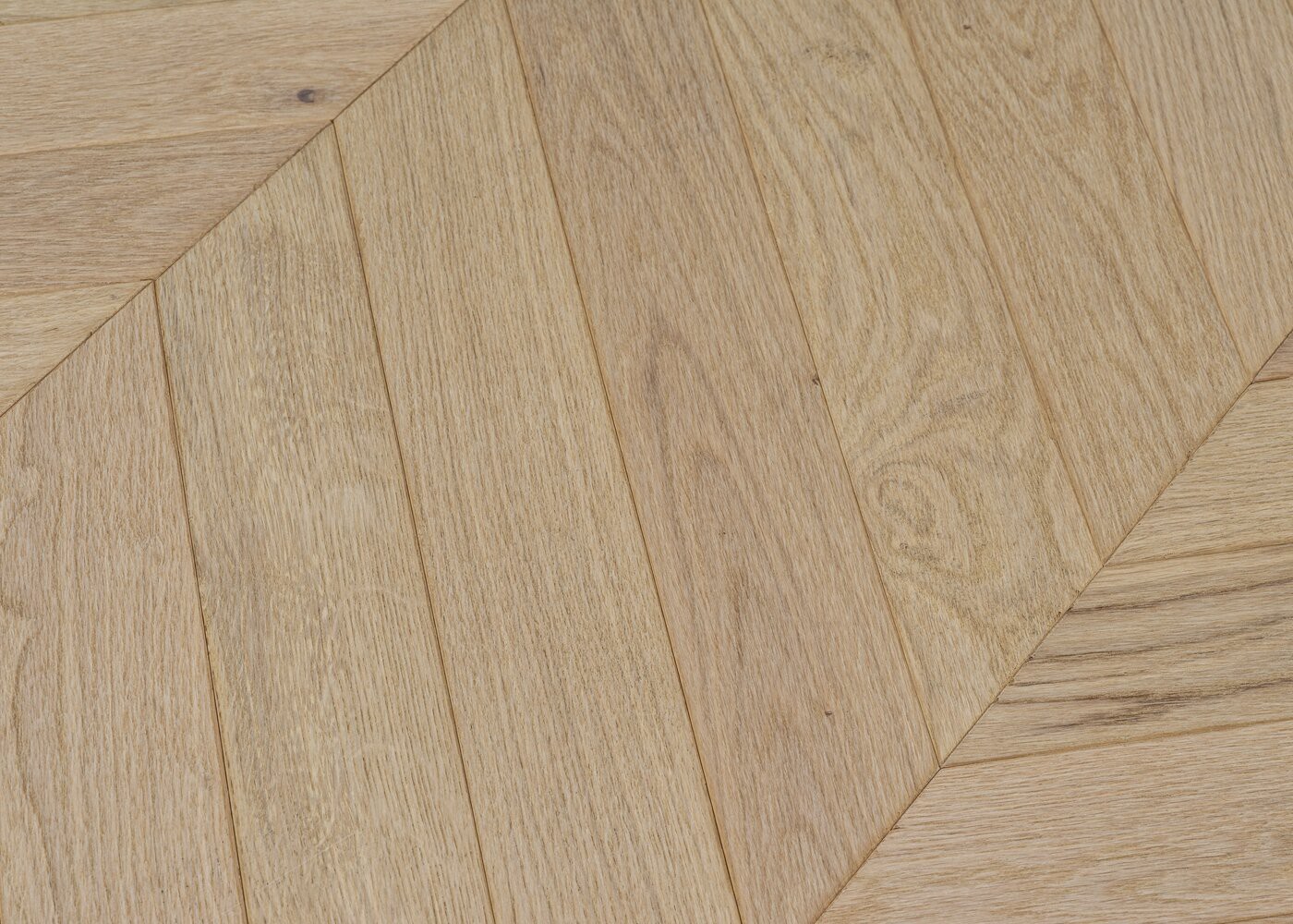 Parquet chêne contrecollé PALERME Point de Hongrie brossé huile UV Elégance support HDF angle 45° 12x92x600