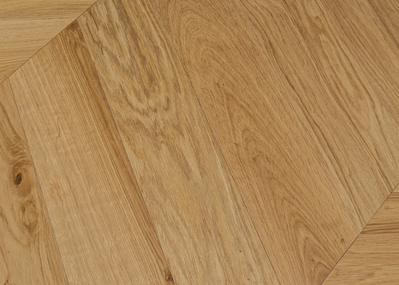 Parquet chêne contrecollé LIVOURNE Point de Hongrie brossé huile UV Elégance support HDF angle 45° 12x92x600