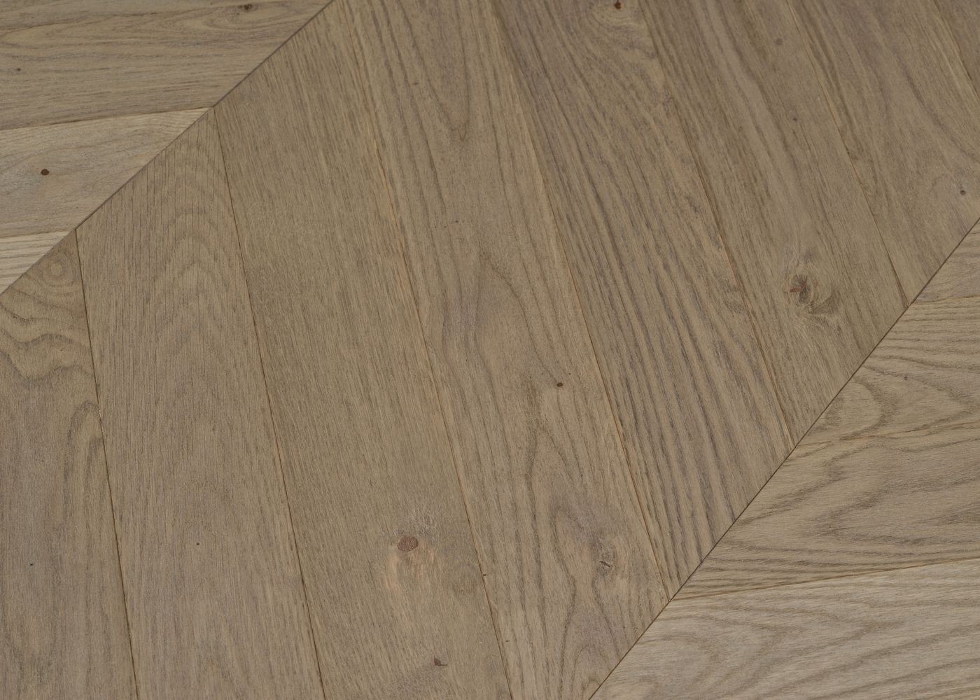 Parquet chêne contrecollé AVALON Point de Hongrie brossé vernis mat Elégance support HDF angle 45° 12x92x600