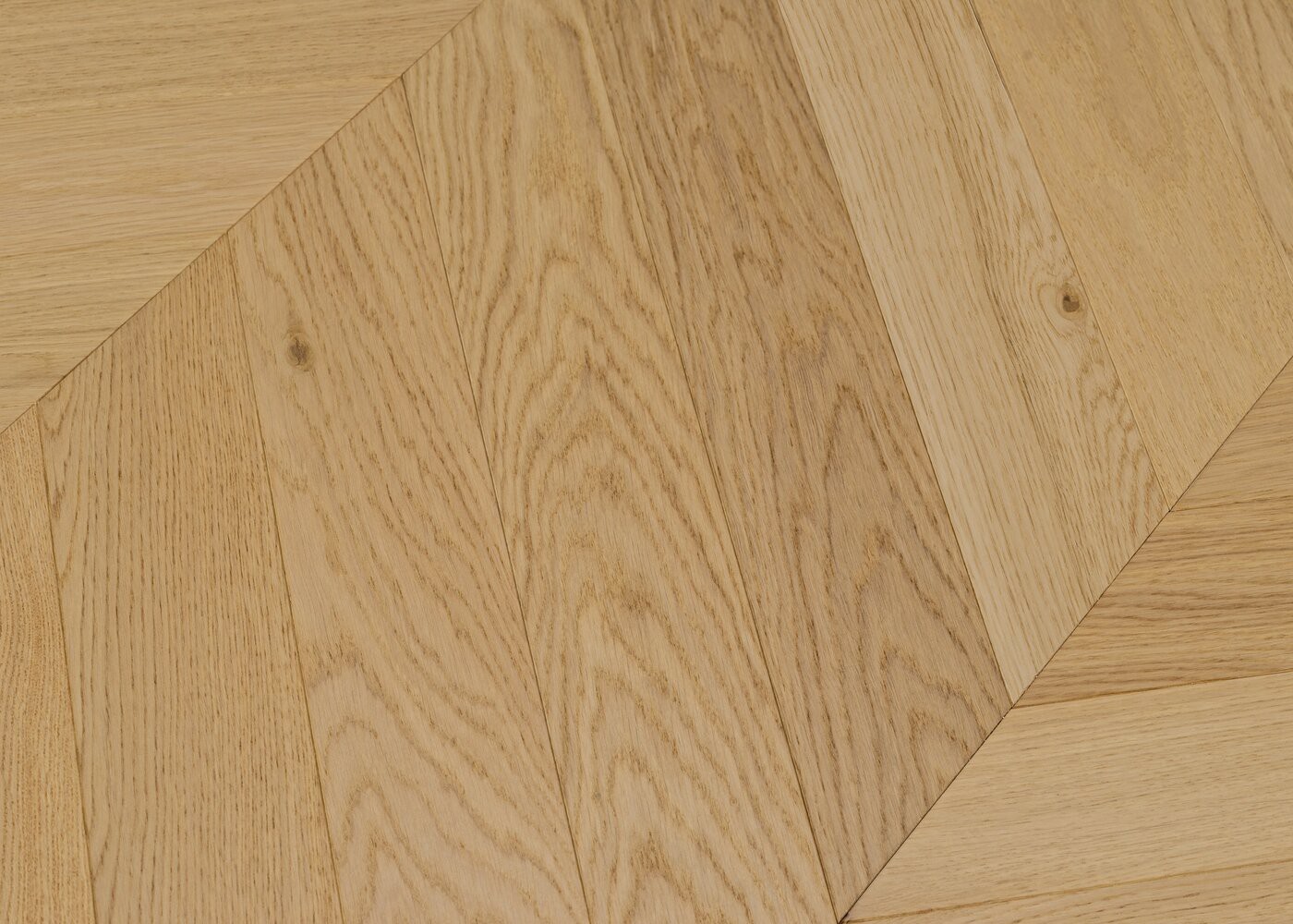 Parquet chêne contrecollé SOLENZARA Point de Hongrie brossé vernis mat Elégance support HDF angle 45° 12x92x600