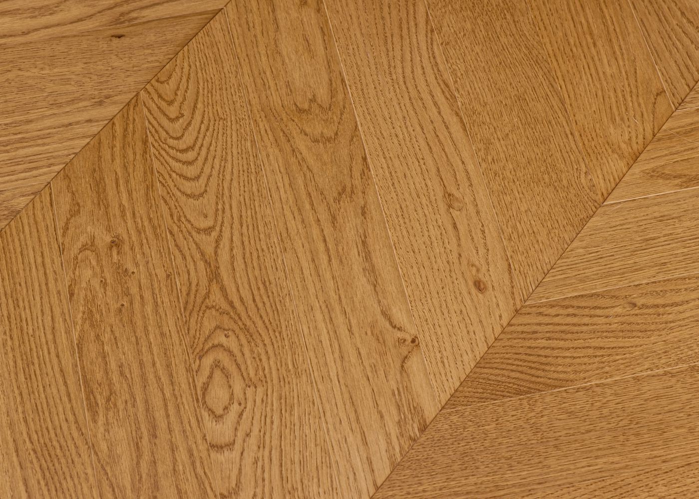 Parquet chêne contrecollé VALGA Point de Hongrie brossé huile UV Elégance support HDF angle 45° 12x92x600