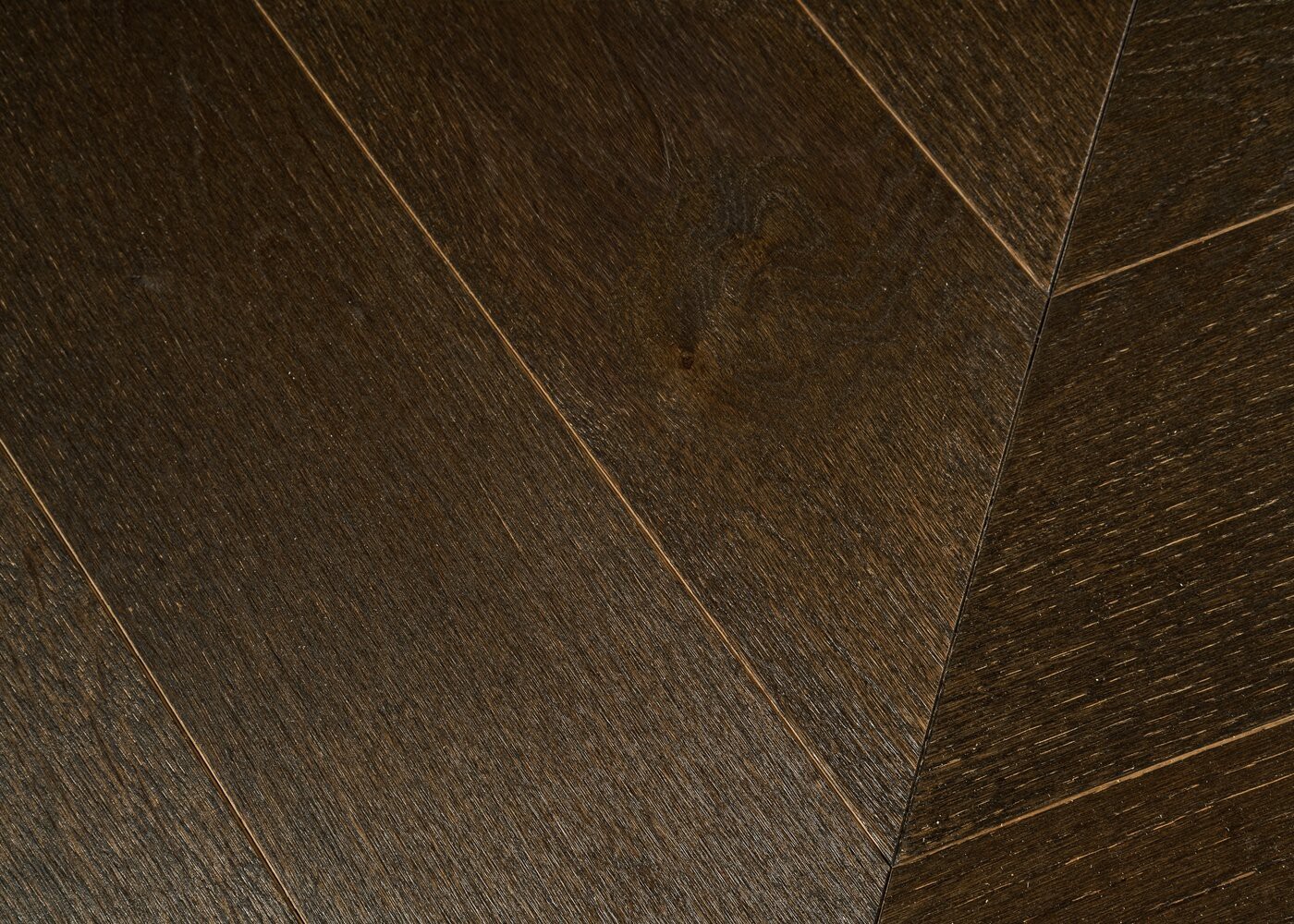 Parquet chêne contrecollé REUILLY Point de Hongrie brossé huile UV Elégance support HDF angle 45° 12x92x600