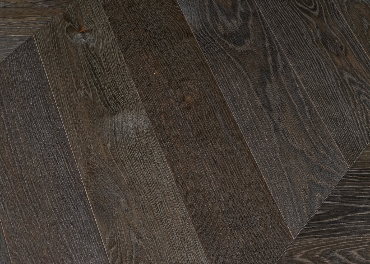 Parquet chêne contrecollé SÈVRES Point de Hongrie brossé huile UV Elégance support HDF angle 45° 12x92x600