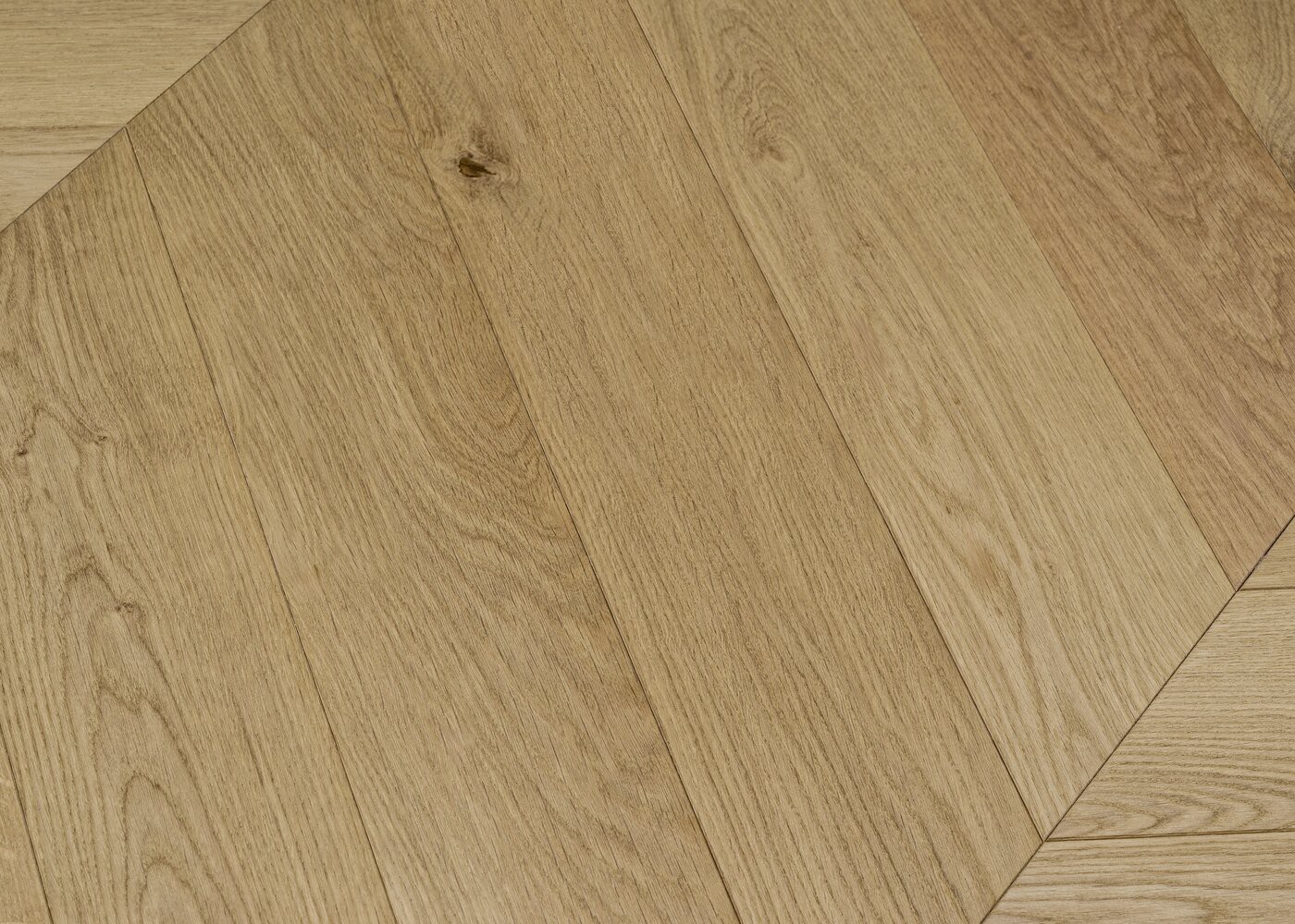 Parquet chêne contrecollé WAGRAM Point de Hongrie brossé huile UV Elégance support HDF angle 45° 12x92x600