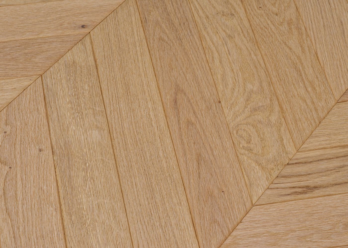 Parquet chêne contrecollé UTOPIA Point de Hongrie brossé vernis mat Elégance support HDF angle 45° 12x92x600