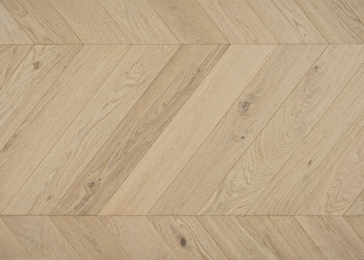 Parquet chêne contrecollé VARENNE Point de Hongrie brossé huile UV Elégance support HDF angle 45° 12x92x600