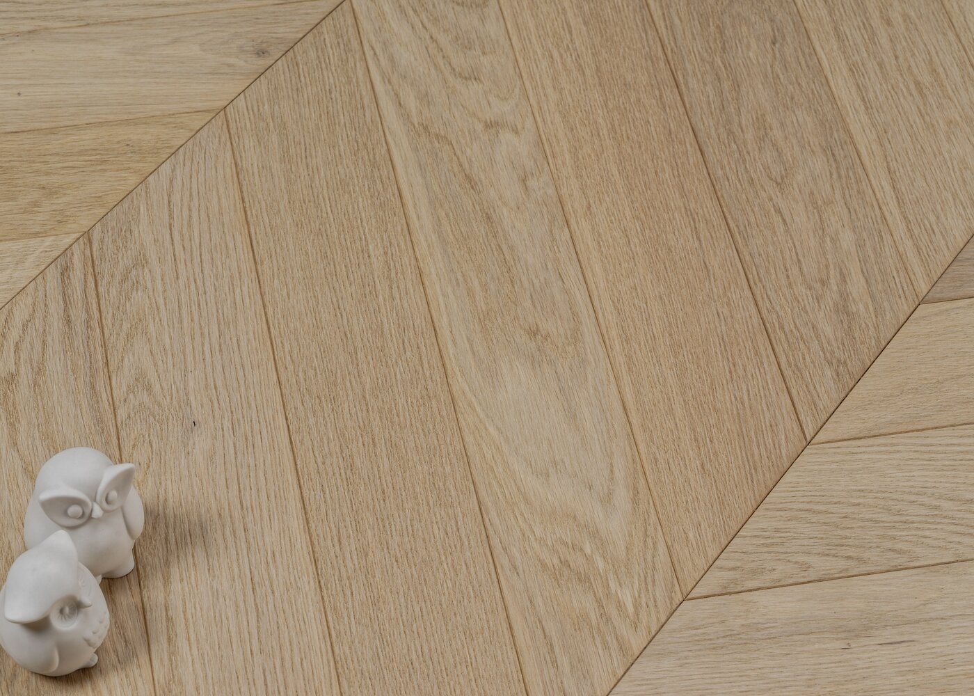 Parquet chêne contrecollé PALERME Point de Hongrie brossé huile UV Select support HDF angle 45° 12x92x600