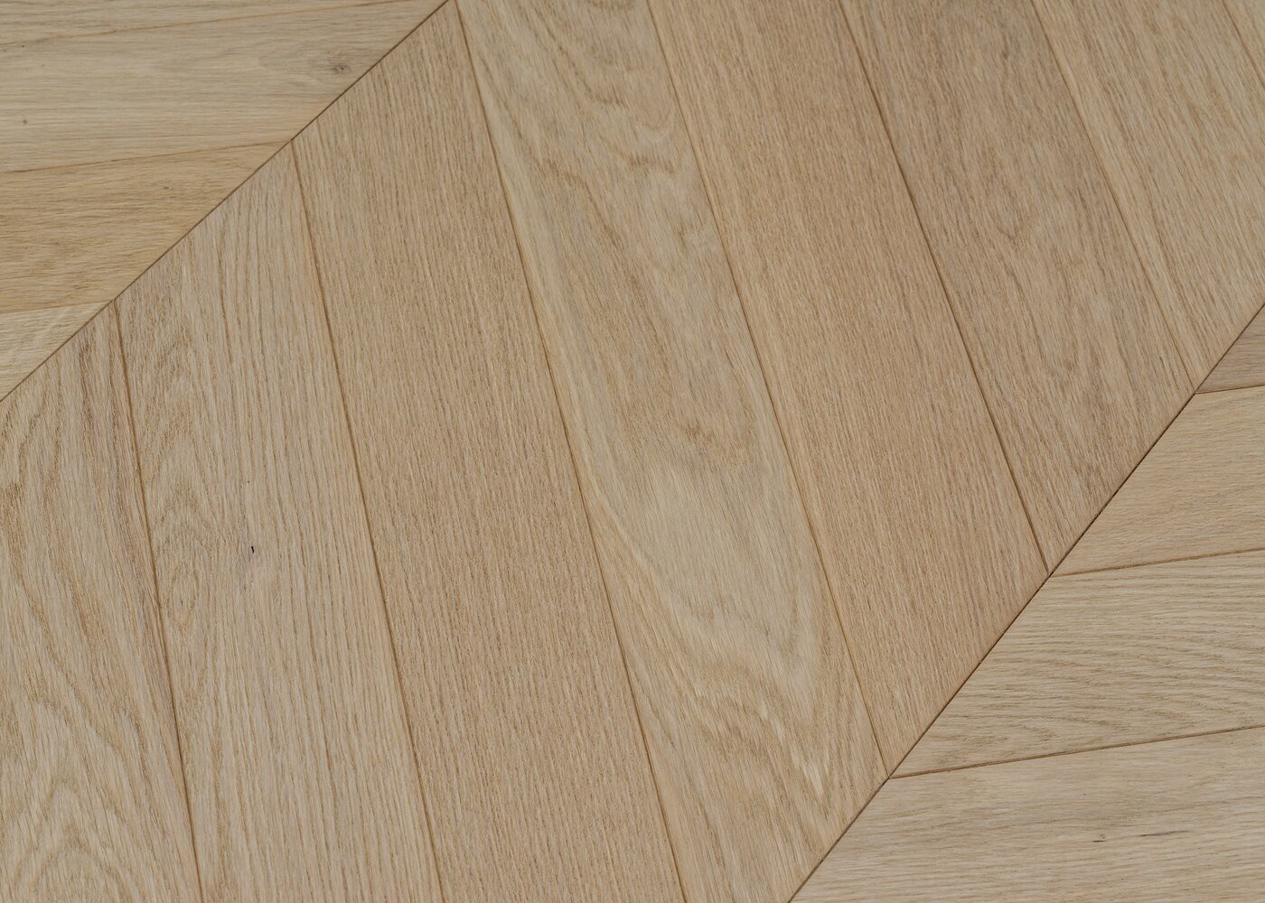 Parquet chêne contrecollé PALERME Point de Hongrie brossé huile UV Select support HDF angle 45° 12x92x600
