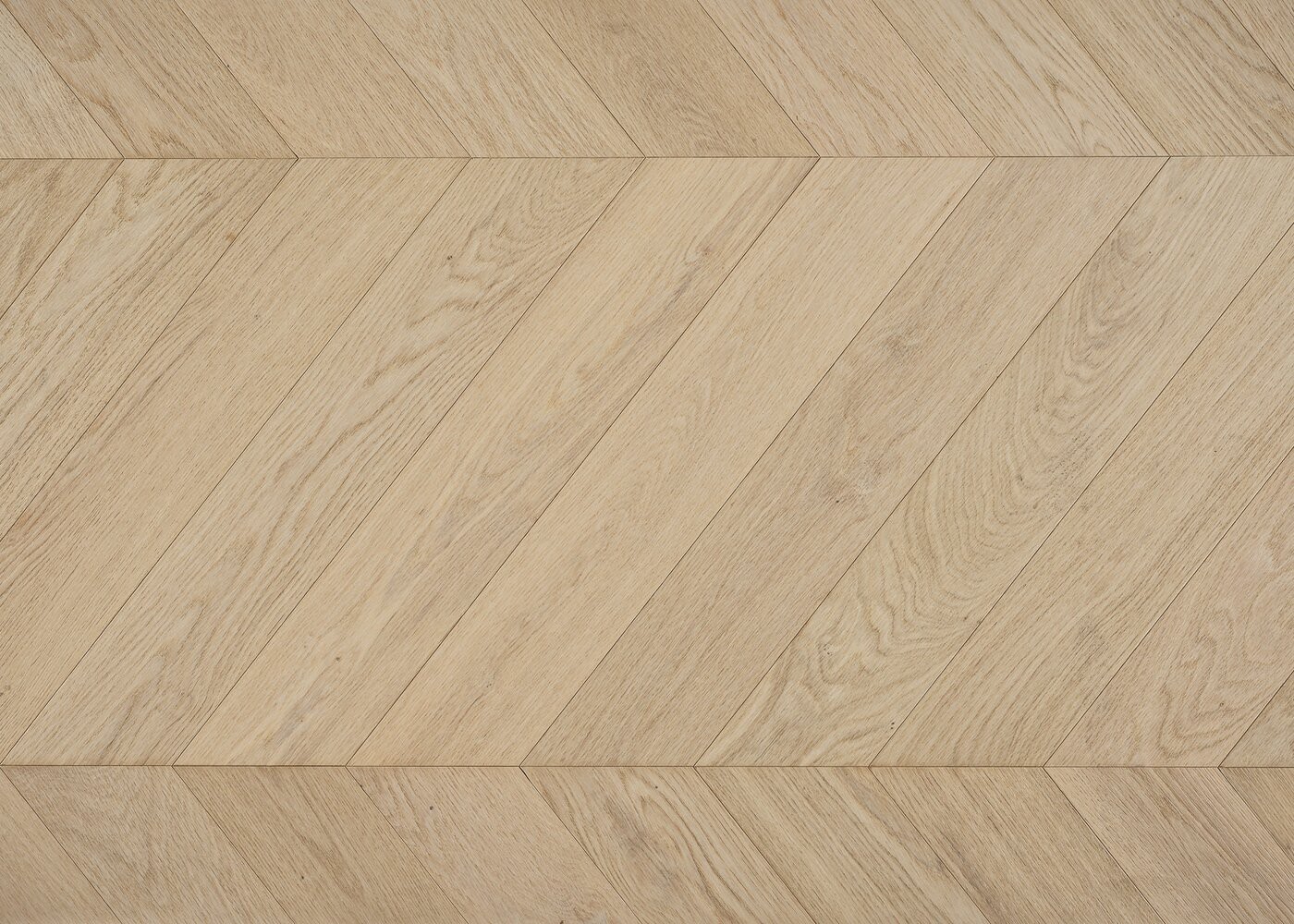 Parquet chêne contrecollé VARENNE Point de Hongrie brossé huile UV Select support HDF angle 45° 12x92x600