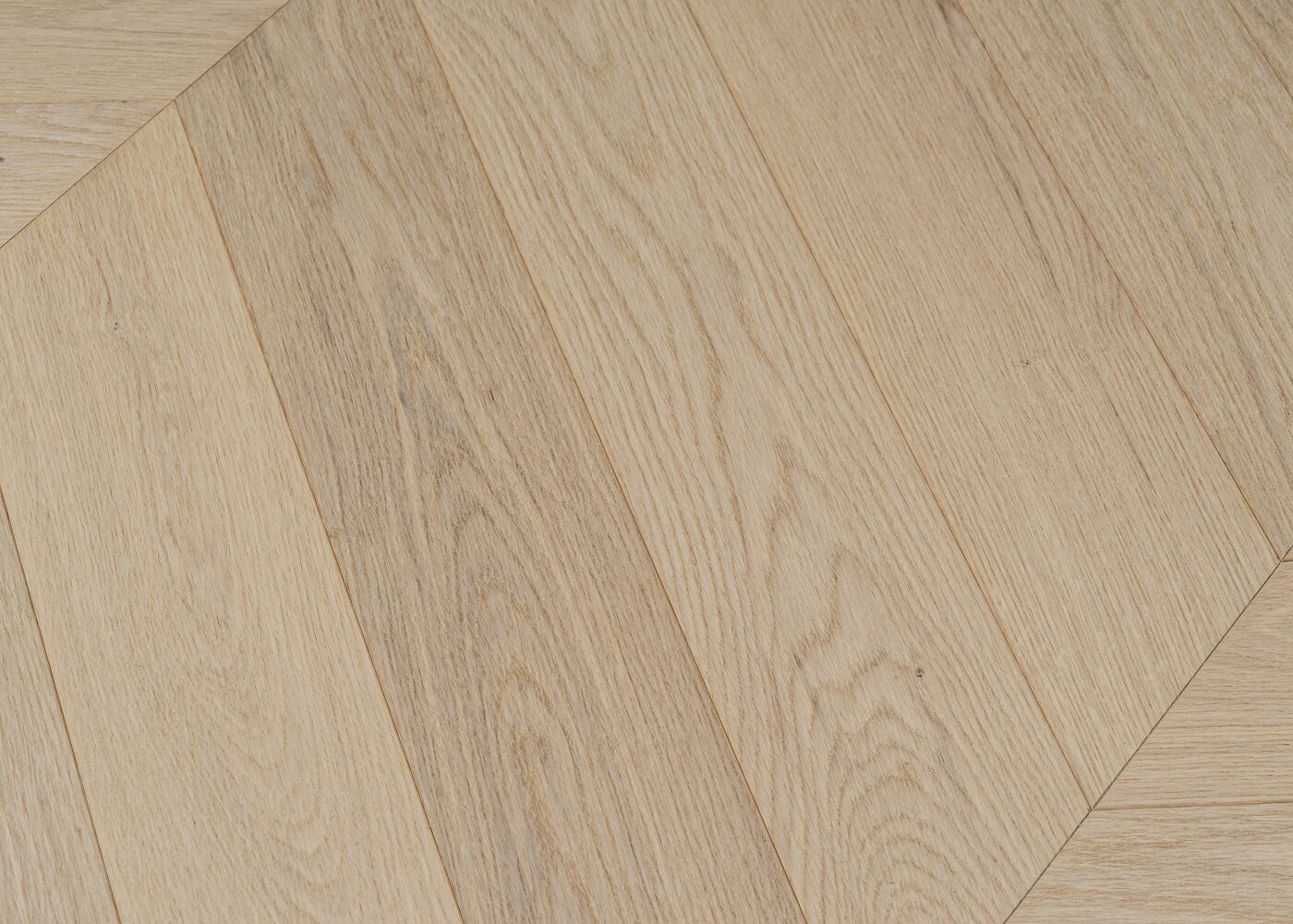 Parquet chêne contrecollé VARENNE Point de Hongrie brossé huile UV Select support HDF angle 45° 12x92x600