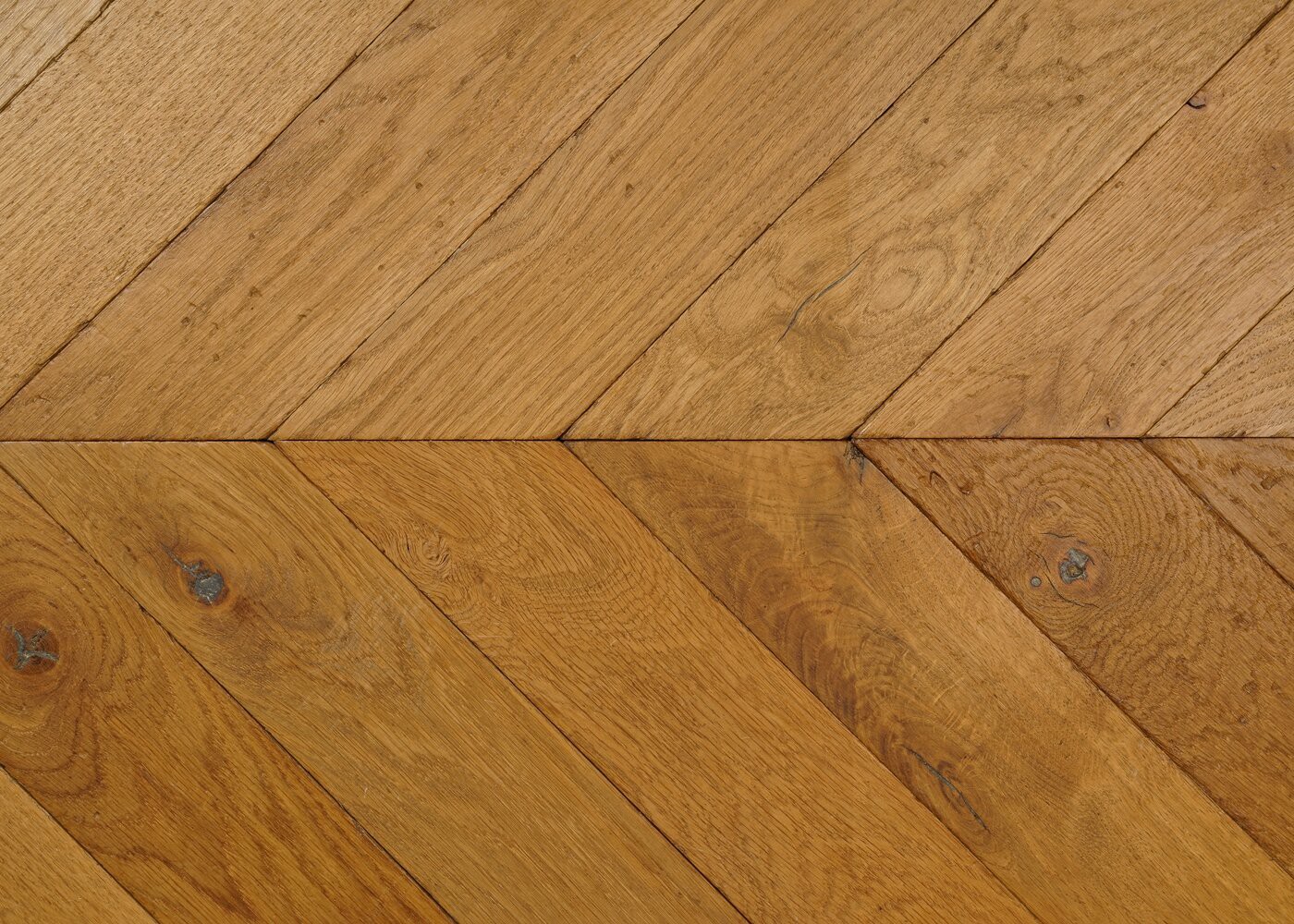 Parquet chêne massif SIENNE Point de Hongrie Elégance vieilli huile cire 14x110x600 45°