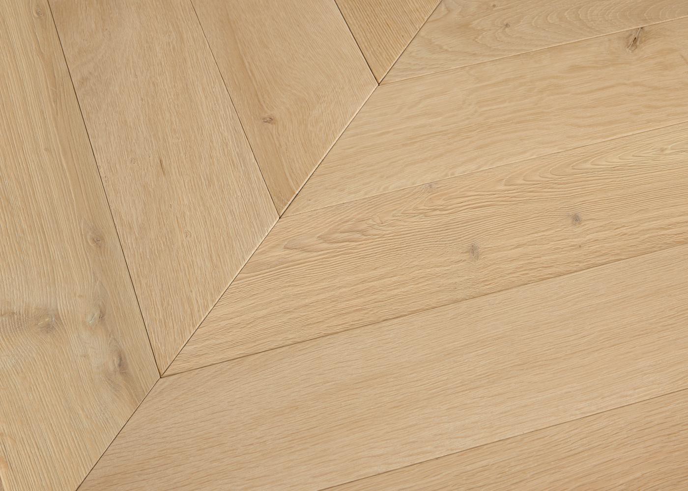 Parquet chêne massif CORDOUE Point de Hongrie brossé GO2 huile aqua 15x120x650(PàT) 45°