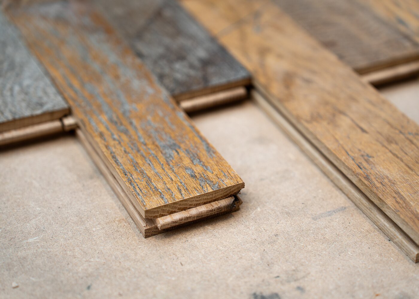 Parquet chêne massif de réemploi réusiné à poncer GO courant ancien brut - doubles rainures + fausses languettes - bouts rainure & languette 23x70x250-750 - lot de 13,9 m2