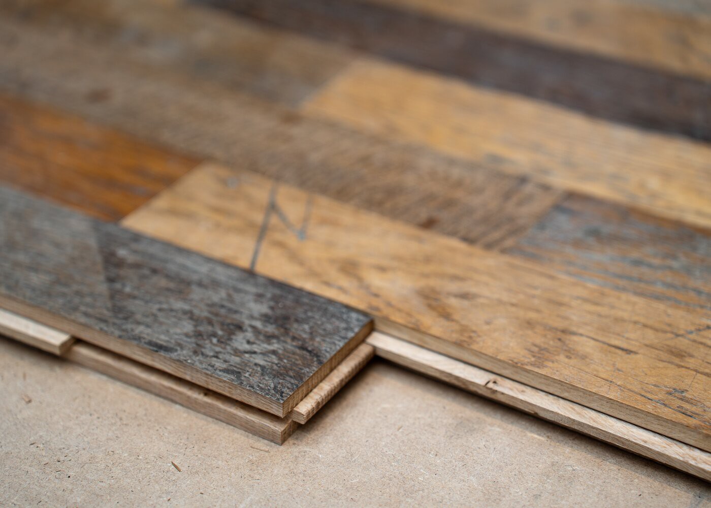 Parquet chêne massif de réemploi réusiné à poncer GO courant ancien brut - doubles rainures + fausses languettes - bouts rainure & languette 23x70x250-750 - lot de 13,9 m2