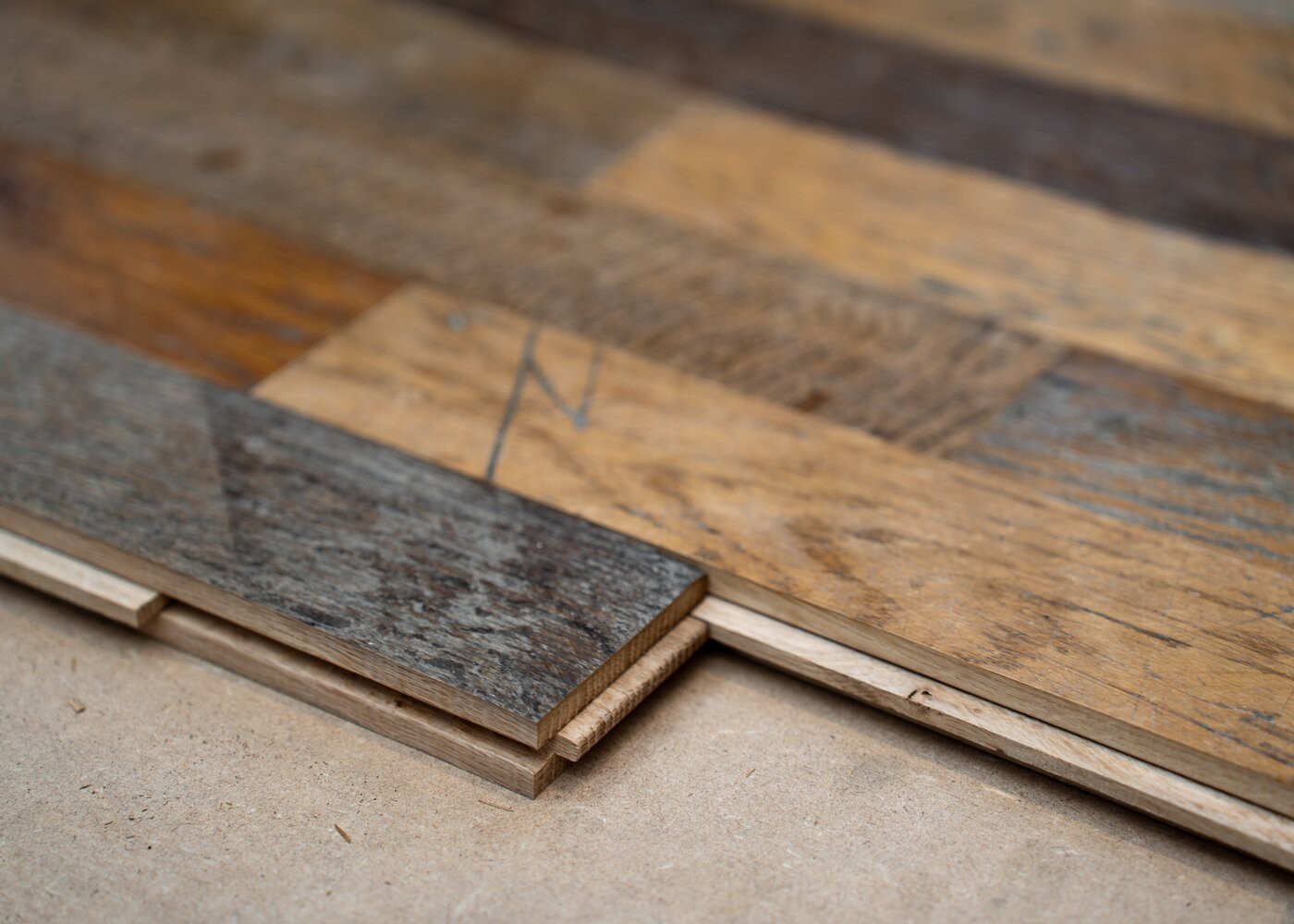 Parquet chêne massif de réemploi réusiné à poncer GO courant ancien brut - doubles rainures + fausses languettes - bouts rainure & languette 23x70x250-750 - lot de 13,9 m2