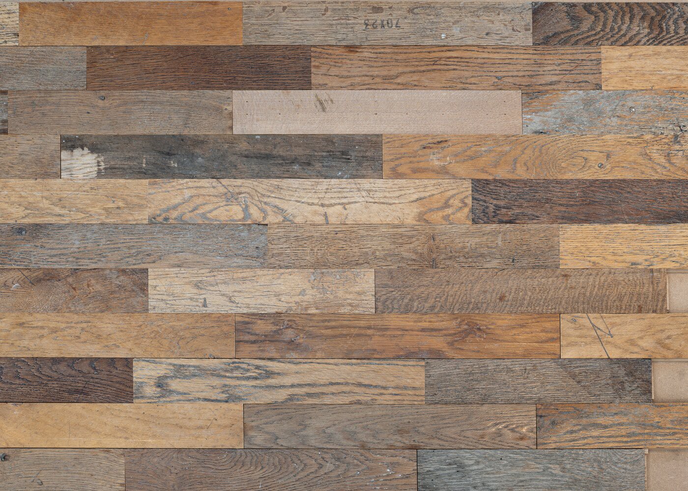 Parquet chêne massif de réemploi réusiné à poncer GO courant ancien brut - doubles rainures + fausses languettes - bouts rainure & languette 23x70x250-750 - lot de 13,9 m2