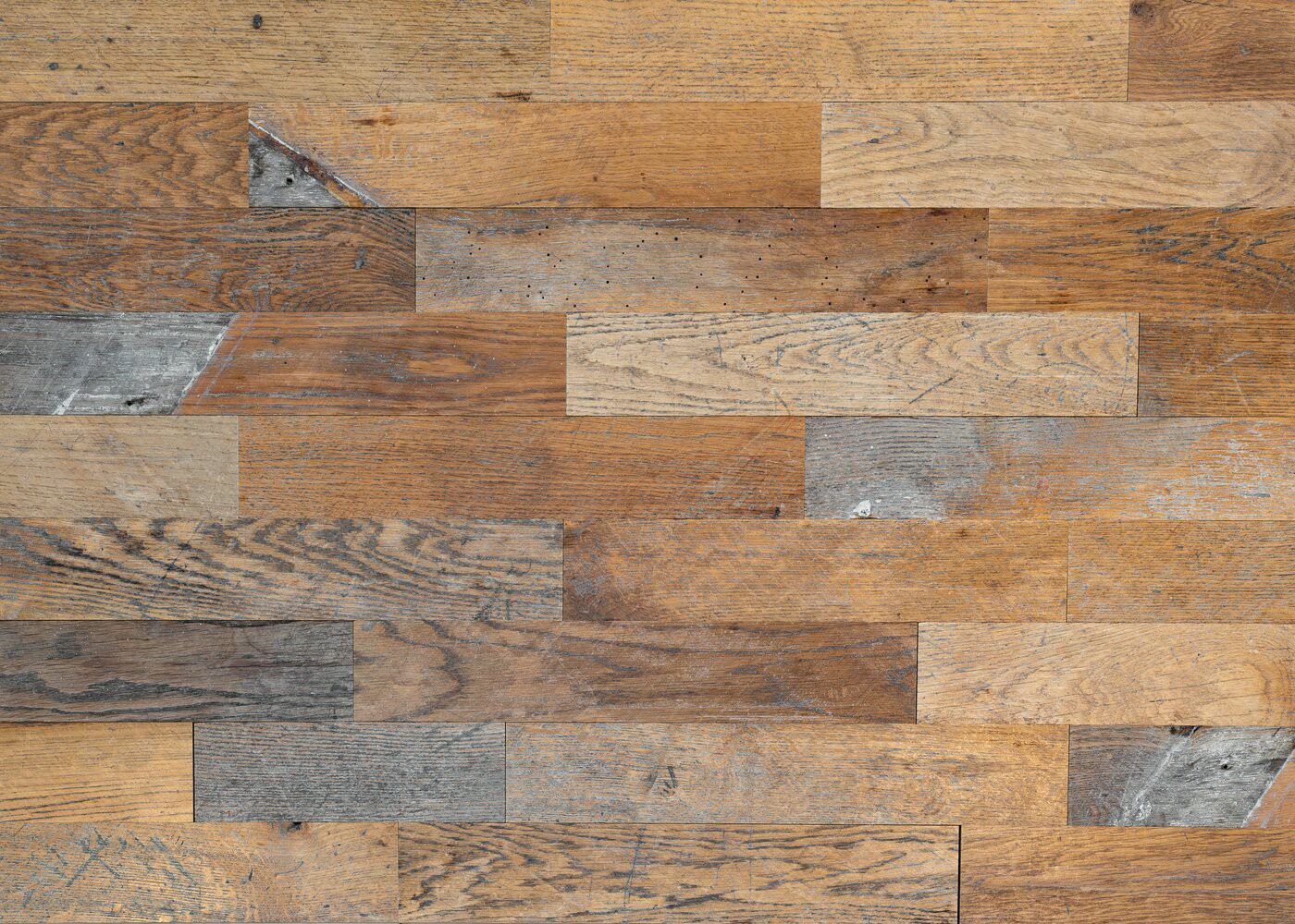 Parquet chêne massif de réemploi réusiné à poncer GO courant ancien brut - doubles rainures + fausses languettes - bouts rainure & languette 23x80x250-750 - lot de 9 m2