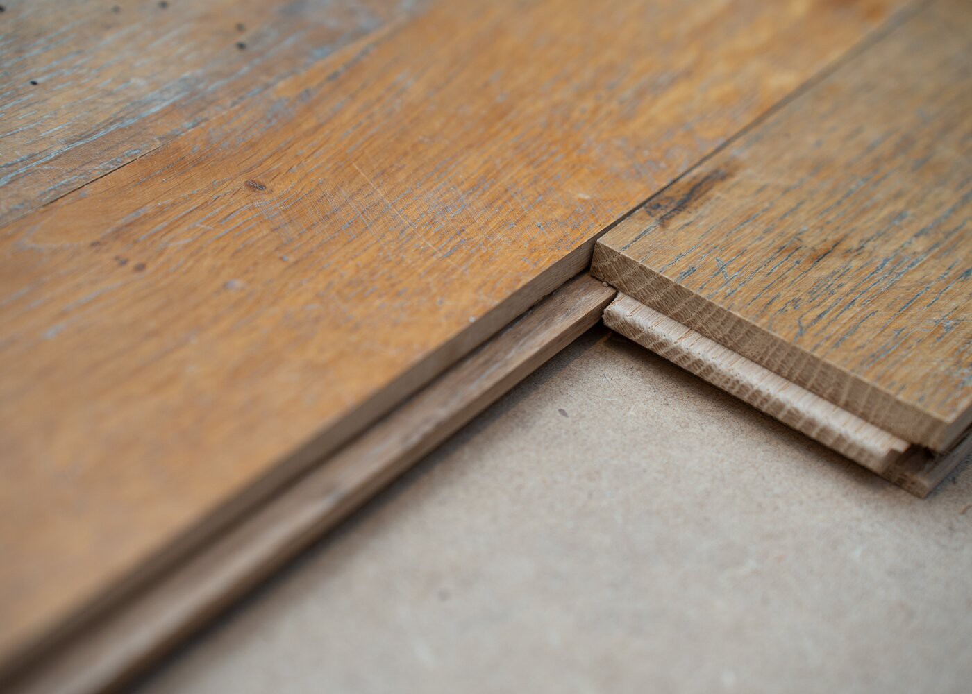 Parquet chêne massif de réemploi réusiné à poncer GO courant ancien brut - doubles rainures + fausses languettes - bouts rainure & languette 23x80x250-750 - lot de 9 m2