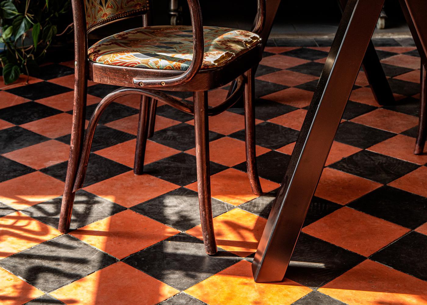Plateau de table Elvis à partir de chêne avec noeuds - finition métal argenté - longueur max 2150mm