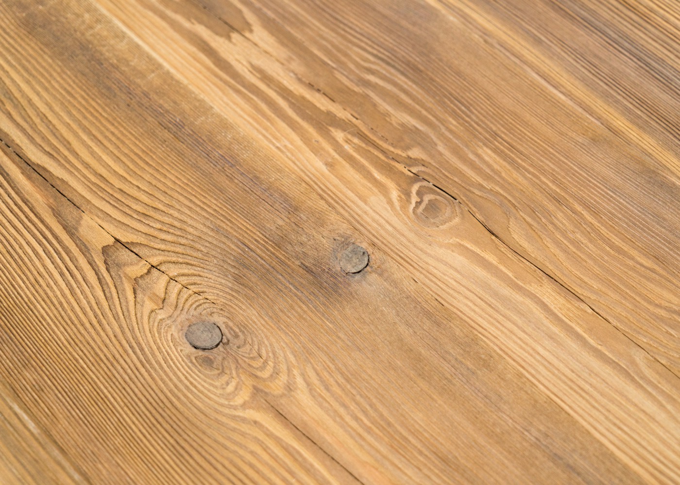 Table Sur Mesure Vieux Bois MALMÖ, à partir de vieux mélèze de 250 ans d'âge raboté brut