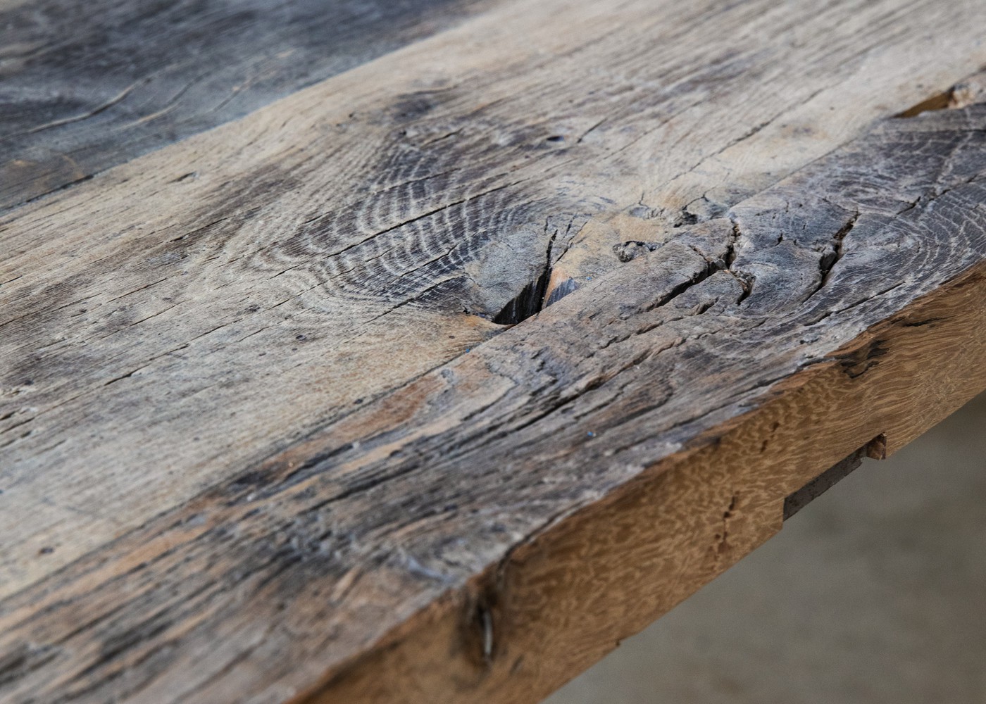 Plateau de table BADEN à partir de vieux fond de wagon chêne non raboté brut lisse, avec touches de peinture - (longueur max 2600mm)