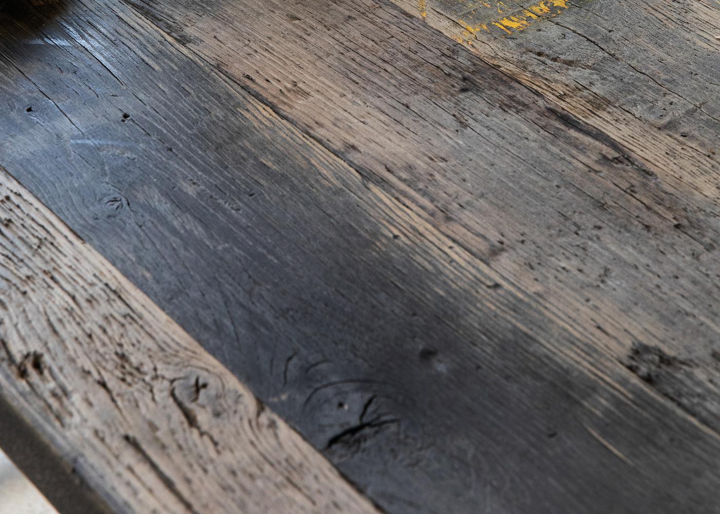 Banc en bois BADEN à partir de vieux fond de wagon chêne non raboté brut lisse, avec touches de peinture - longueur max 2600mm