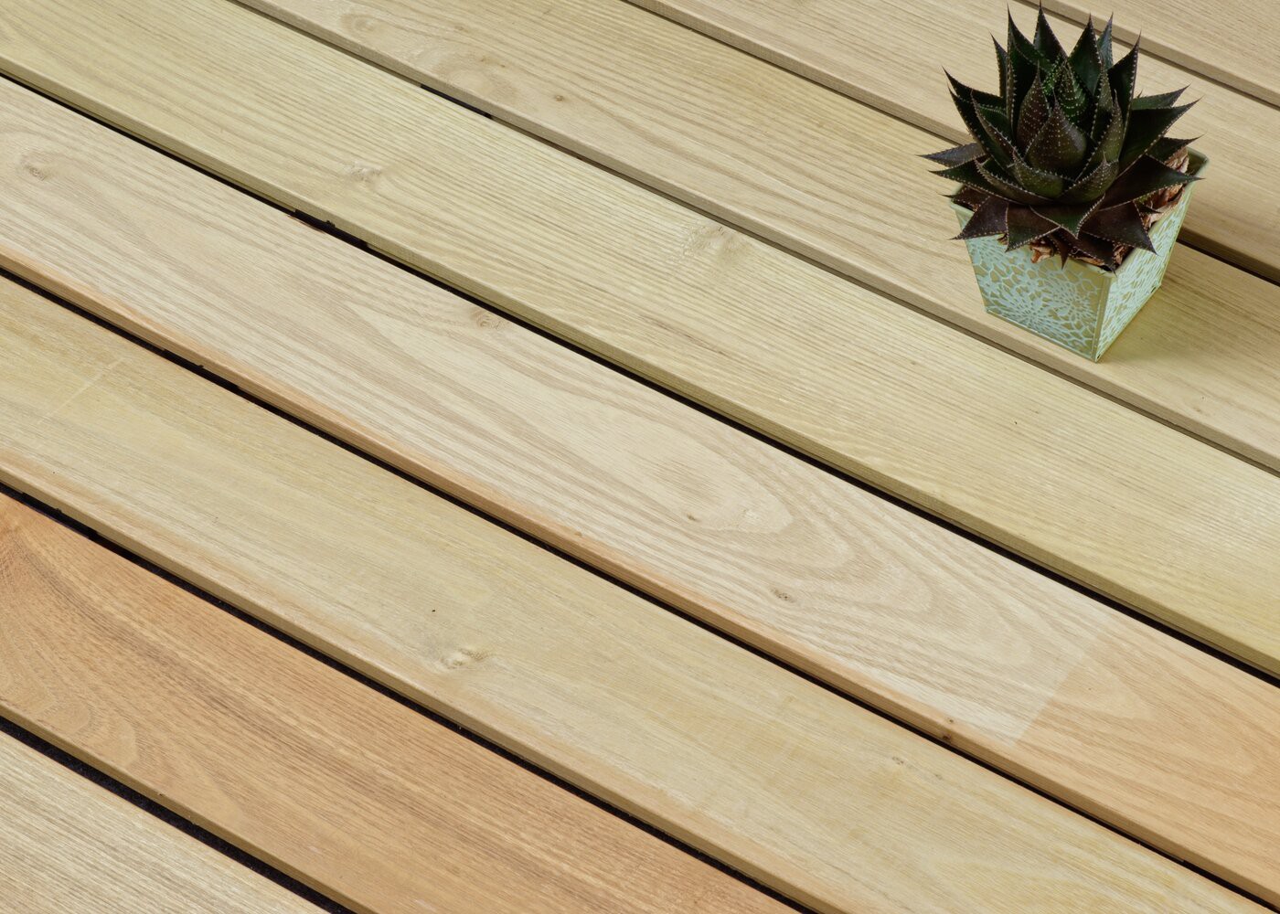 Lame de terrasse Acacia about&eacute; choix courant rives arrondies fixation invisible - 1 face profil lisse - (longueur fixe de 4000mm - cercl&eacute; par 4 lames - aboutage de 400 &agrave; 1500mm) - coupe droite en bout - fsc 21x110x4000