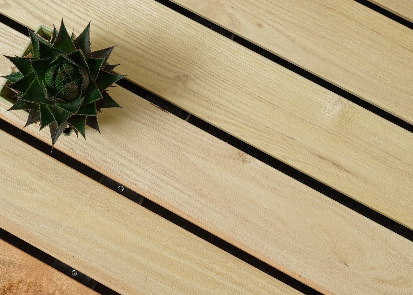 Lame de terrasse Acacia about&eacute; choix courant rives arrondies fixation invisible - 1 face profil lisse - (longueur fixe de 4000mm - cercl&eacute; par 4 lames - aboutage de 400 &agrave; 1500mm) - coupe droite en bout - fsc 21x110x4000