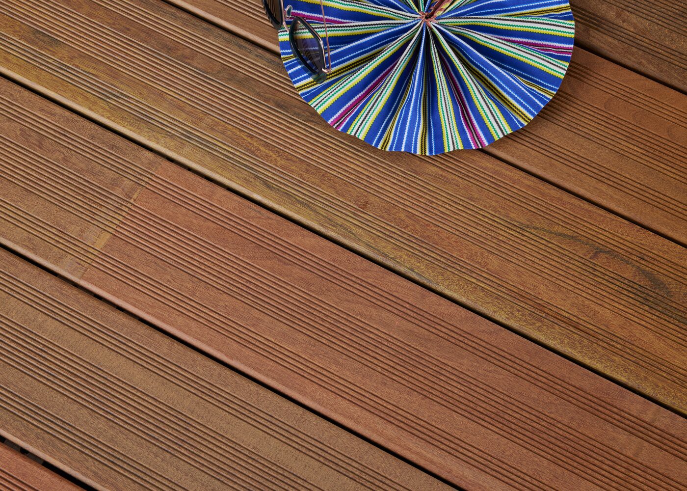 Ip&eacute; choix courant fixation invisible 1 face stri&eacute;e 3 Peignes - rainure et languette en bout 21x145x800-2100