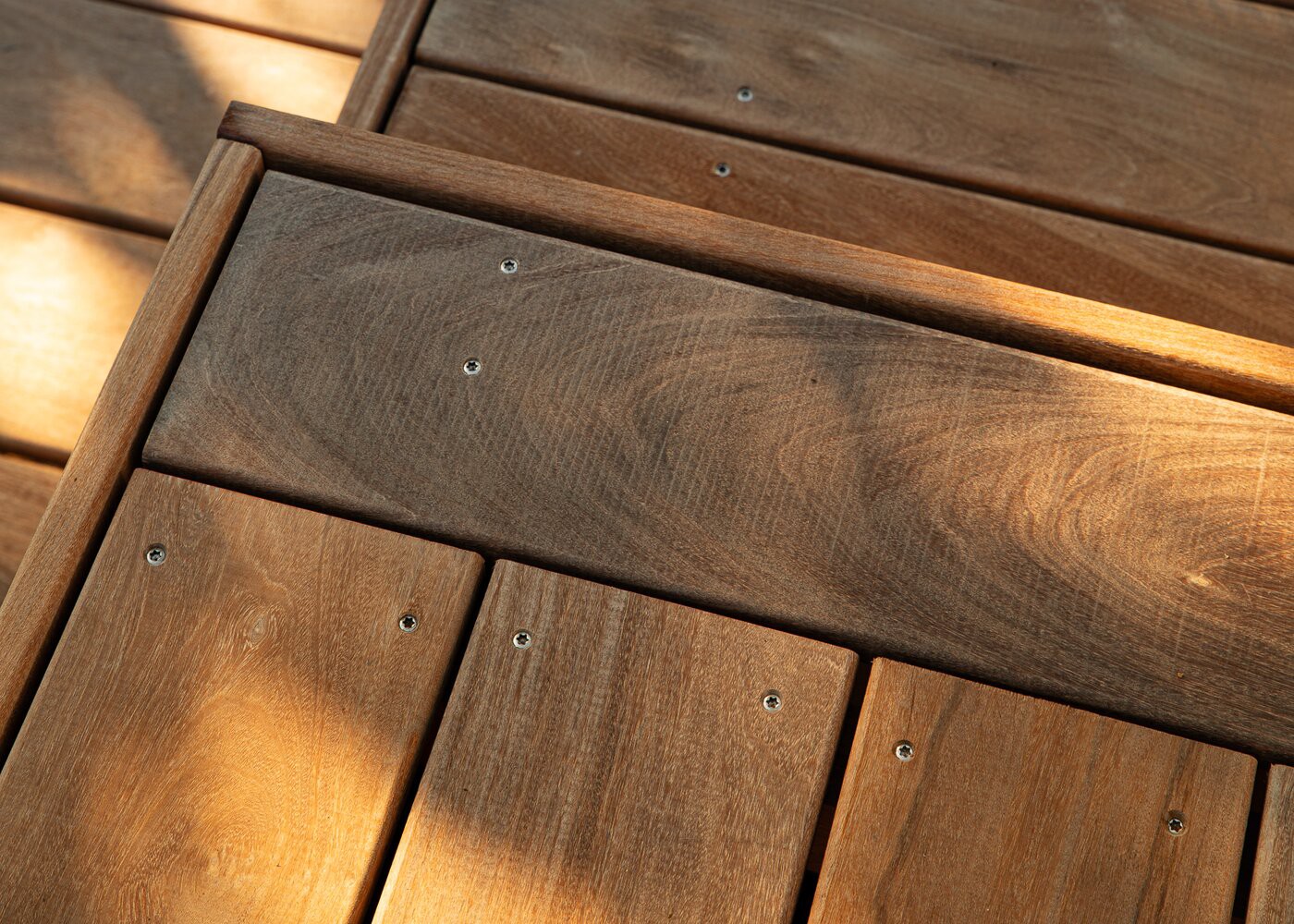 Lame de terrasse en Ip&eacute; choix courant rives arrondies fixation &agrave; visser 2 faces lisses