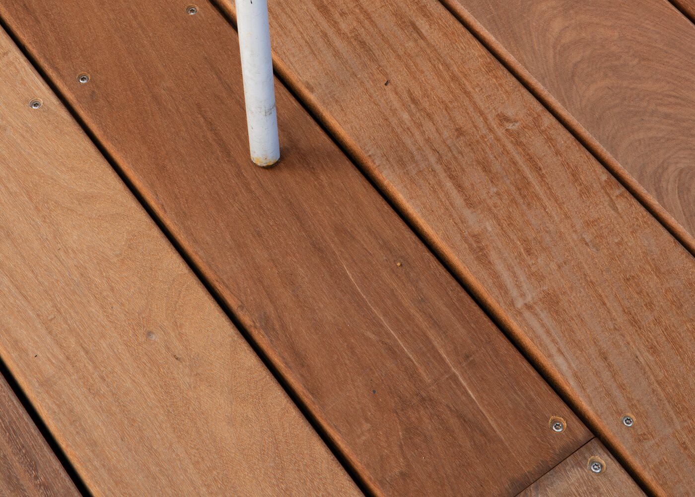 Lame de terrasse en Ip&eacute; choix courant rives arrondies fixation &agrave; visser 2 faces lisses