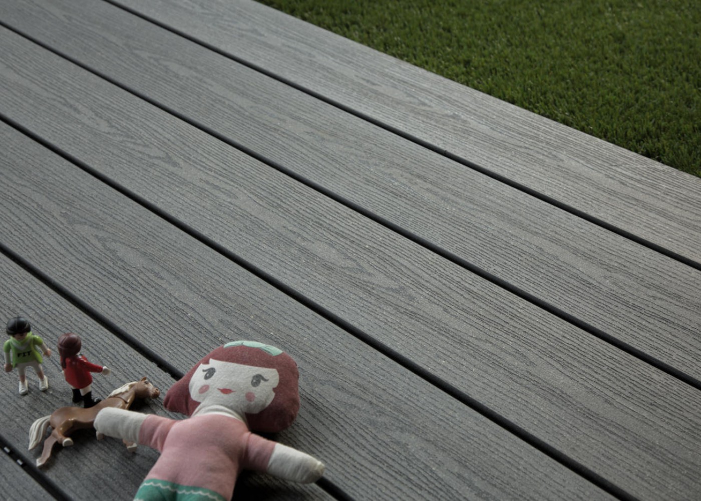 Terrasse composite El&eacute;gance fixation invisible Gris Anthracite structur&eacute; 23x138x4000