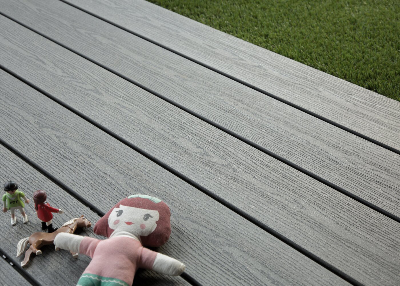 Terrasse composite El&eacute;gance fixation invisible Gris Anthracite rainur&eacute; 23x138x4000