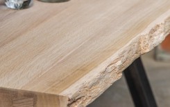 Planche chêne bois brut avec écorce